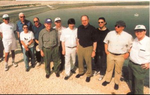 Ari Lipinski -1.v.r. - mit Hessens Umweltminister W. Dietzel 4.v.r. am Wasser-Reservoir in Israel