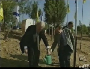 Ari Lipinski and German MP NRW Johannes Rau planting an olive tree near Beer Scheba 1999