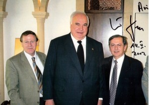 Ari Lipinski mit Altbundeskanzler Helmut Kohl und Prof. Moshe Kaveh in Jerusalem 14.5.2002 - Photo mit Widmung